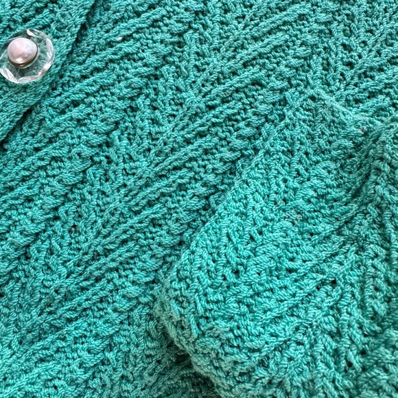 💚✨ Cozy & Chic! ✨With one pearl missing - Picture 8 of 9